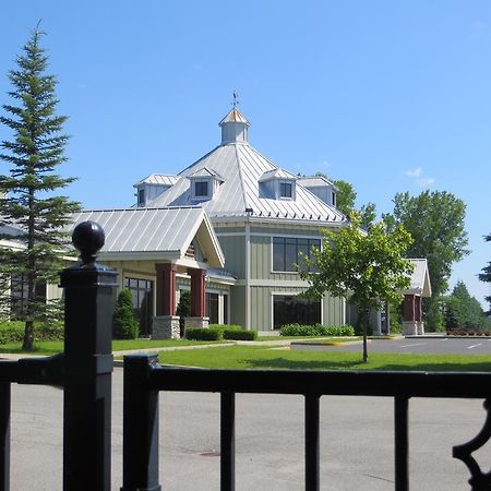 Hotel St-Bernard Saint-Bernard-de-Lacolle Ngoại thất bức ảnh