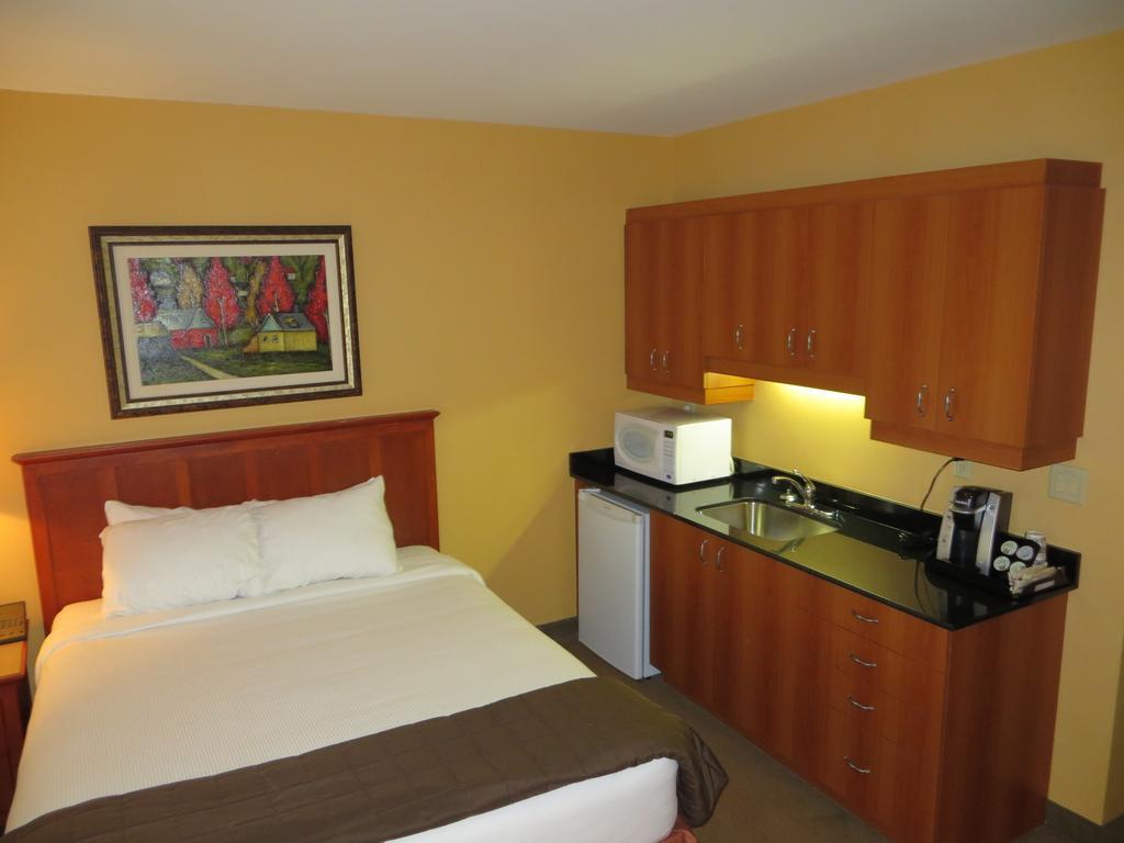 Hotel St-Bernard Saint-Bernard-de-Lacolle Phòng bức ảnh