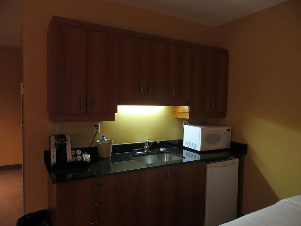 Hotel St-Bernard Saint-Bernard-de-Lacolle Phòng bức ảnh