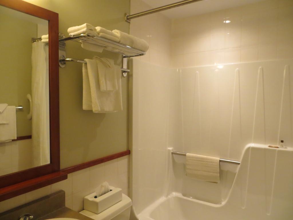 Hotel St-Bernard Saint-Bernard-de-Lacolle Phòng bức ảnh