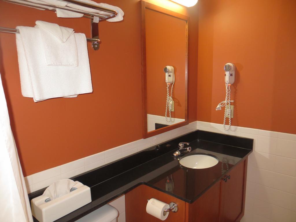 Hotel St-Bernard Saint-Bernard-de-Lacolle Phòng bức ảnh