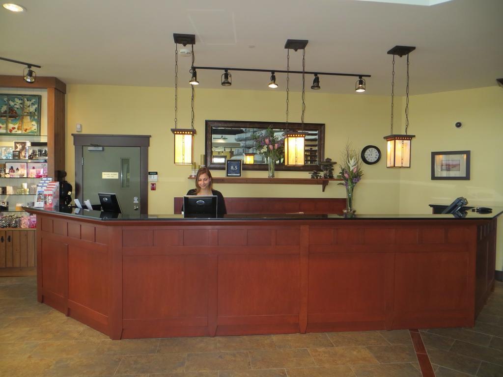 Hotel St-Bernard Saint-Bernard-de-Lacolle Ngoại thất bức ảnh