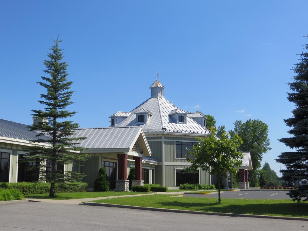 Hotel St-Bernard Saint-Bernard-de-Lacolle Ngoại thất bức ảnh