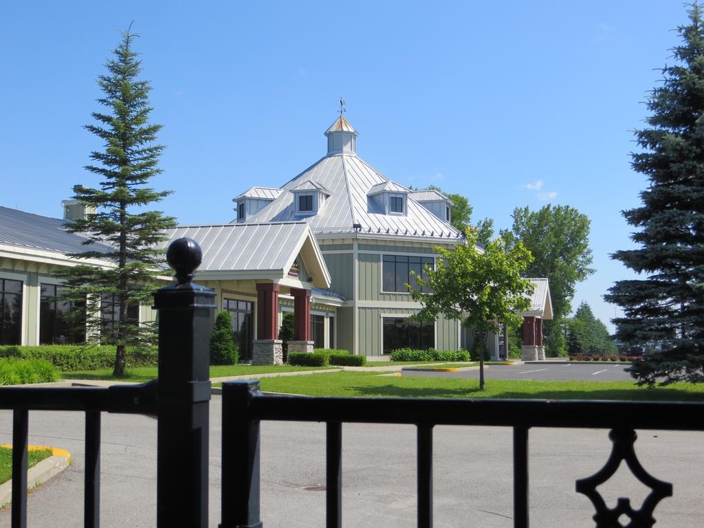 Hotel St-Bernard Saint-Bernard-de-Lacolle Ngoại thất bức ảnh